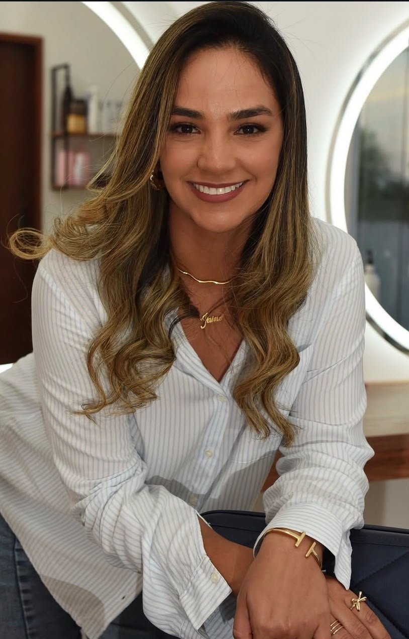 Jaíne sorrindo no espaço do salão