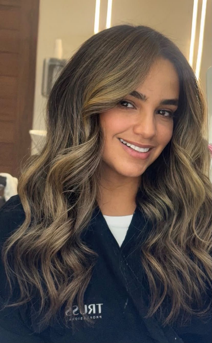 Cabelo longo com ondas e iluminado